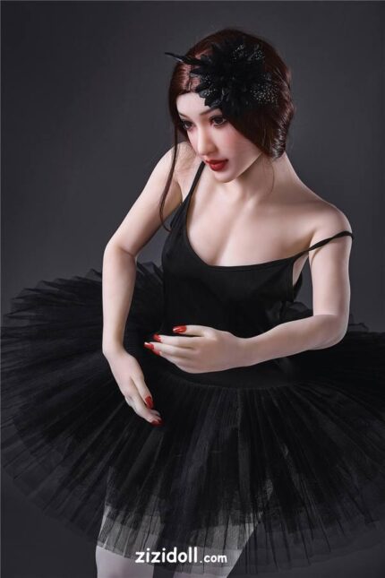 Ein Typ Glaubt Er Würde Eine Sexpuppe Ficken - Adara