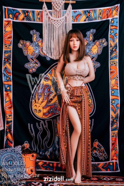 Heiße Asiatische Frau Mit Sexpuppe - Neoma