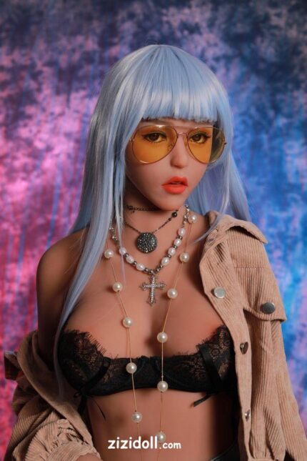 Paar Spielt Mit Sexpuppe Für Amateure - Kassie