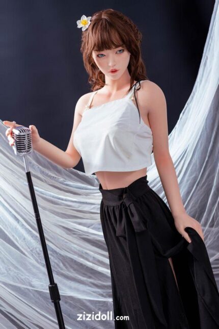 Zierliche Sexpuppen Mit Flachem Busen - Latrina