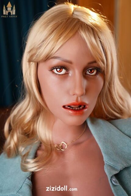 Eine Sexpuppe Aus Gummi Verwandelt - Corissa